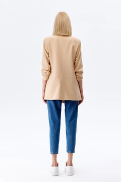Bir model, Cream Rouge toptan giyim markasının CRO10190 - Jacket - Beige toptan Ceket ürününü sergiliyor.