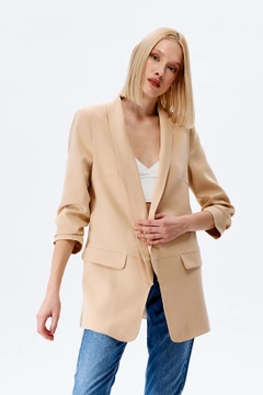 Bir model, Cream Rouge toptan giyim markasının CRO10190 - Jacket - Beige toptan Ceket ürününü sergiliyor.