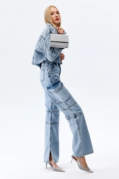 Bir model, Cream Rouge toptan giyim markasının CRO10192 - Jeans - Navy Blue toptan Kot Pantolon ürününü sergiliyor.