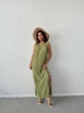 Bir model,  toptan giyim markasının cro10256-dress-oil-green toptan  ürününü sergiliyor.