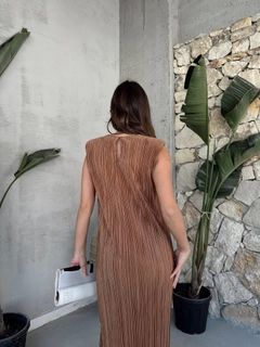 Bir model, Cream Rouge toptan giyim markasının CRO10257 - Dress - Brown With Milk toptan Elbise ürününü sergiliyor.
