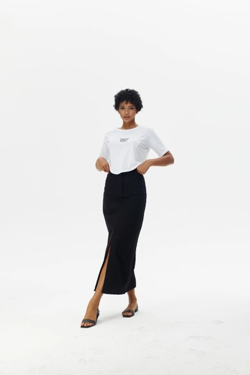 Bir model, Cream Rouge toptan giyim markasının  Tişört - Beyaz
 toptan Tişört ürününü sergiliyor.
