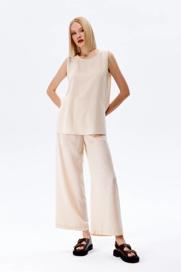 Bir model, Cream Rouge toptan giyim markasının  Takım Salaş Bant Askılı - Taş Rengi
 toptan Takım ürününü sergiliyor.
