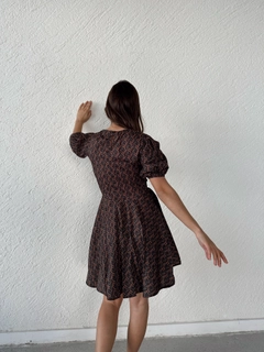 Ένα μοντέλο χονδρικής πώλησης ρούχων φοράει CRO10239 - Window Detailed Floral Pattern Mini Dress - Green, τούρκικο Φόρεμα χονδρικής πώλησης από Cream Rouge