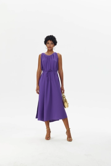 Bir model, Cream Rouge toptan giyim markasının  Salaş Yakadan Büzgülü Elbise - Mor
 toptan Elbise ürününü sergiliyor.