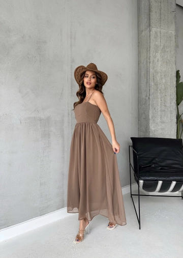 Bir model, Cream Rouge toptan giyim markasının  Askılı Elbise - Camel
 toptan Elbise ürününü sergiliyor.