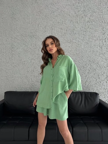 Ένα μοντέλο χονδρικής πώλησης ρούχων φοράει  Λινό Κοντομάνικο Πουκάμισο - Πράσινο
, τούρκικο Πουκάμισο χονδρικής πώλησης από Cream Rouge
