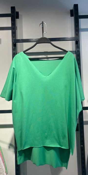 Een kledingmodel uit de groothandel draagt  Los T-shirt met V-hals - Groen
, Turkse groothandel T-shirt van Cream Rouge