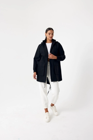 Bir model, Cream Rouge toptan giyim markasının  Körük Cepli Yağmurluk - Siyah
 toptan Yağmurluk ürününü sergiliyor.