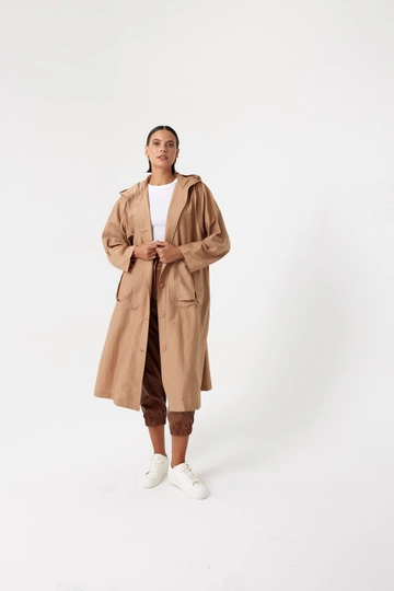 Bir model, Cream Rouge toptan giyim markasının  Torba Cep Kapşonlu Yağmurluk - Camel
 toptan Yağmurluk ürününü sergiliyor.