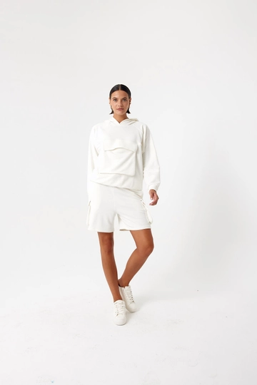 Ein Bekleidungsmodell aus dem Großhandel trägt  Shorts Mit Cargotaschen – Weiß
, türkischer Großhandel Kurze Hose von Cream Rouge