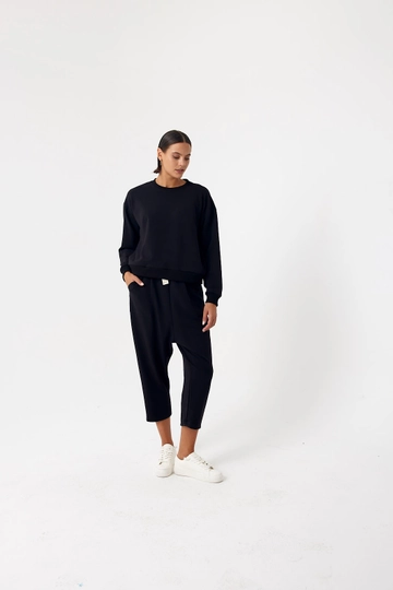 Bir model, Cream Rouge toptan giyim markasının  Eşofman Takımı - Siyah
 toptan Eşofman Takımı ürününü sergiliyor.