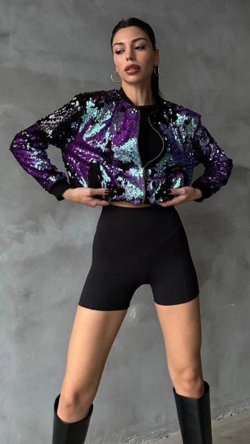 Ένα μοντέλο χονδρικής πώλησης ρούχων φοράει  Μπουφάν Bomber Με Παγιέτες - Μωβ
, τούρκικο Μπουφάν χονδρικής πώλησης από Cream Rouge