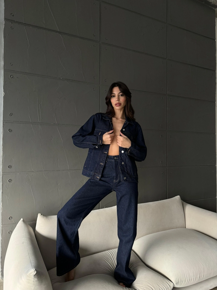 Bir model, Cream Rouge toptan giyim markasının cro11515-palazzo-jeans-navy-blue toptan Kot Pantolon ürününü sergiliyor.