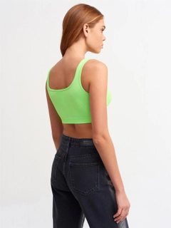 Bir model, Dilvin toptan giyim markasının 3866 - Green Crop Top toptan Crop Top ürününü sergiliyor.