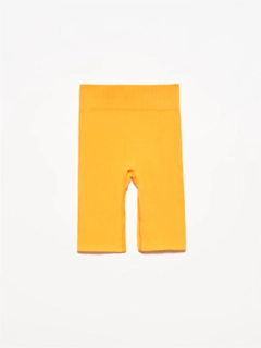Una modella di abbigliamento all'ingrosso indossa 4048 - Orange Shorts, vendita all'ingrosso turca di Pantaloncini di Ilia