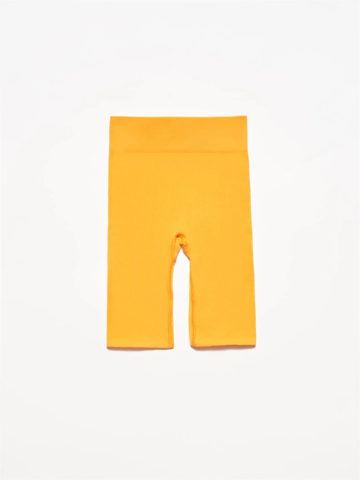 Een kledingmodel uit de groothandel draagt 4048 - Orange Shorts, Turkse groothandel Korte broek van Ilia