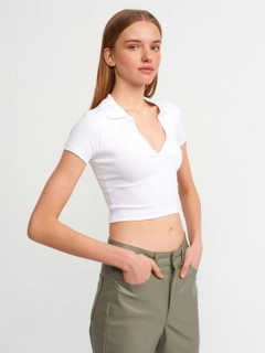 Bir model, Dilvin toptan giyim markasının 4624 - White Tshirt toptan Tişört ürününü sergiliyor.
