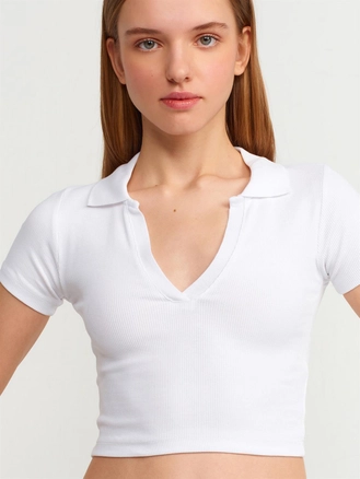 A model wears 4624 - White Tshirt, wholesale Tshirt of Dilvin to display at Lonca
