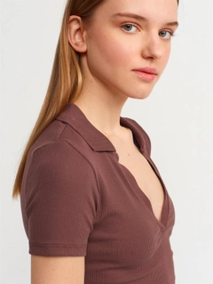 Bir model, Dilvin toptan giyim markasının 4701 - Brown Tshirt toptan Tişört ürününü sergiliyor.