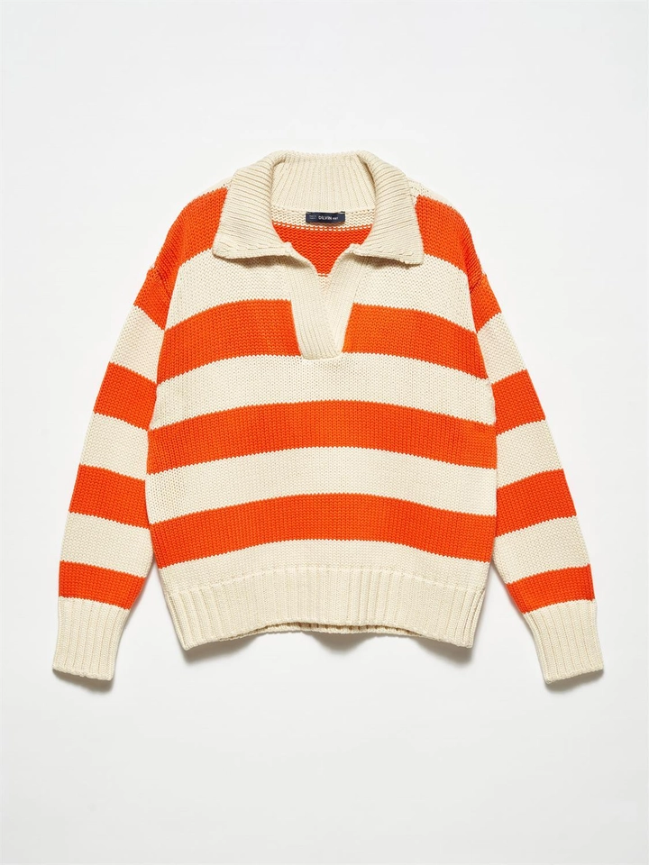A wholesale clothing model wears 11097 - Sweater - Orange, Turkish wholesale Sweater of Dilvin