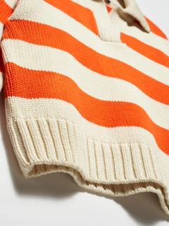 Bir model, Dilvin toptan giyim markasının 11097 - Sweater - Orange toptan Kazak ürününü sergiliyor.