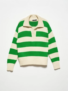 Bir model, Dilvin toptan giyim markasının 11098 - Sweater - Green toptan Kazak ürününü sergiliyor.
