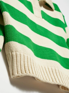 Ένα μοντέλο χονδρικής πώλησης ρούχων φοράει 11098 - Sweater - Green, τούρκικο Πουλόβερ χονδρικής πώλησης από Dilvin