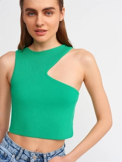 Bir model, Dilvin toptan giyim markasının 11007 - Sweater - Green toptan Kazak ürününü sergiliyor.