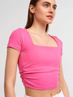 Una modella di abbigliamento all'ingrosso indossa 11356 - Tshirt - Candy Pink, vendita all'ingrosso turca di Parte superiore corta di Ilia