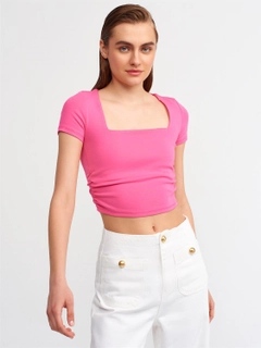 Bir model, Ilia toptan giyim markasının 11356 - Tshirt - Candy Pink toptan Crop Top ürününü sergiliyor.