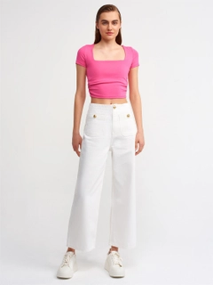 Bir model, Ilia toptan giyim markasının 11356 - Tshirt - Candy Pink toptan Crop Top ürününü sergiliyor.