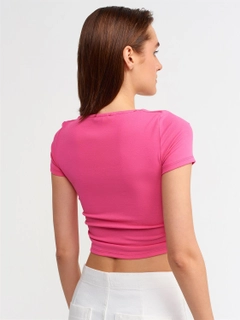 Ένα μοντέλο χονδρικής πώλησης ρούχων φοράει 11356 - Tshirt - Candy Pink, τούρκικο Crop top χονδρικής πώλησης από Ilia