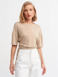 Bir model, Dilvin toptan giyim markasının 11756 - Tshirt - Beige toptan Tişört ürününü sergiliyor.