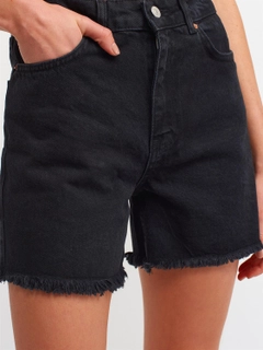 Bir model, Dilvin toptan giyim markasının 11811 - Shorts - Black toptan Şort ürününü sergiliyor.
