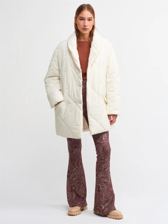 Bir model, Ilia toptan giyim markasının 12131 - Coat - Ecru toptan Kaban ürününü sergiliyor.