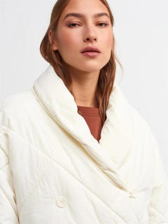 Bir model, Ilia toptan giyim markasının 12131 - Coat - Ecru toptan Kaban ürününü sergiliyor.