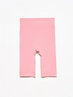 Ένα μοντέλο χονδρικής πώλησης ρούχων φοράει 12247 - Shorts - Pink, τούρκικο Σορτσάκι χονδρικής πώλησης από Ilia