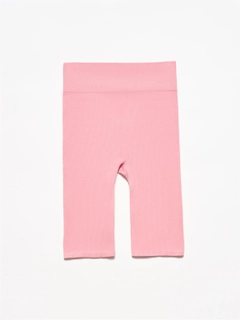Ένα μοντέλο χονδρικής πώλησης ρούχων φοράει 12247 - Shorts - Pink, τούρκικο Σορτσάκι χονδρικής πώλησης από Ilia