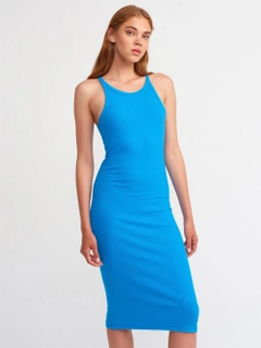 Bir model, Ilia toptan giyim markasının 13901 - Dress - Saxe toptan Elbise ürününü sergiliyor.