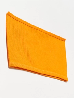 Bir model, Dilvin toptan giyim markasının 16401 - Orange Bustier toptan Büstiyer ürününü sergiliyor.