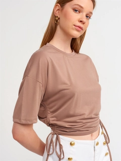 Bir model, Dilvin toptan giyim markasının 16454 - Tshirt - Mink toptan Tişört ürününü sergiliyor.