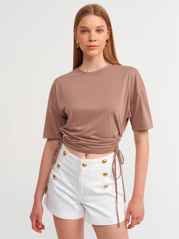 Bir model, Dilvin toptan giyim markasının 16454 - Tshirt - Mink toptan Tişört ürününü sergiliyor.