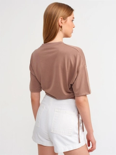 Ένα μοντέλο χονδρικής πώλησης ρούχων φοράει 16454 - Tshirt - Mink, τούρκικο T-shirt χονδρικής πώλησης από Dilvin