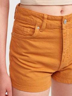 Модел на дрехи на едро носи 16484 - Shorts - Mustard, турски едро Къси панталонки на Ilia