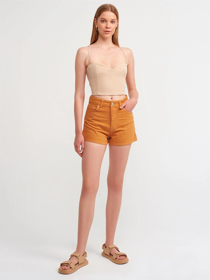 Bir model, Ilia toptan giyim markasının 16484 - Shorts - Mustard toptan Şort ürününü sergiliyor.