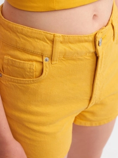 Bir model, Ilia toptan giyim markasının 16486 - Shorts - Orange toptan Şort ürününü sergiliyor.