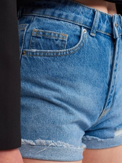 A wholesale clothing model wears 16487 - Jean Shorts - Blue, Turkish wholesale Denim Shorts of Dilvin