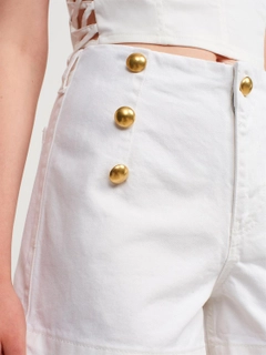 Una modella di abbigliamento all'ingrosso indossa 16491 - Shorts - White, vendita all'ingrosso turca di Pantaloncini di Dilvin