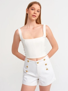 Ένα μοντέλο χονδρικής πώλησης ρούχων φοράει 16491 - Shorts - White, τούρκικο Σορτσάκι χονδρικής πώλησης από Dilvin